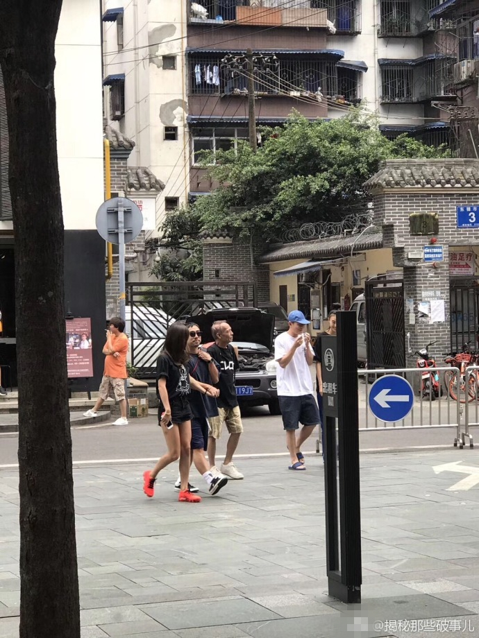 陈冠希陪秦舒培,陈冠希携秦舒培现身日本街道