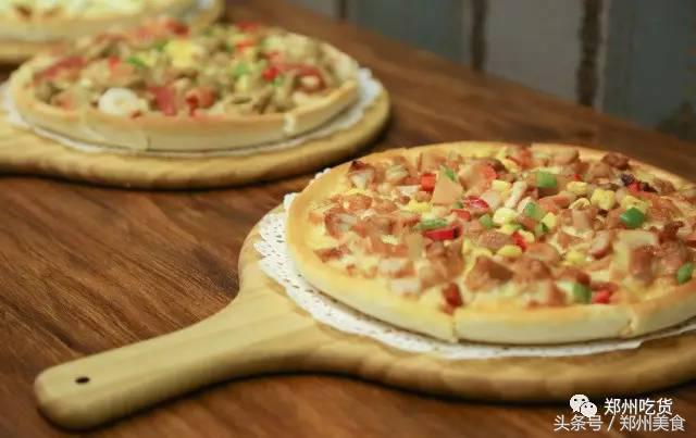 喵~铲屎官注意，郑州东区这家小店各种萌喵环绕，桌上披萨有料！