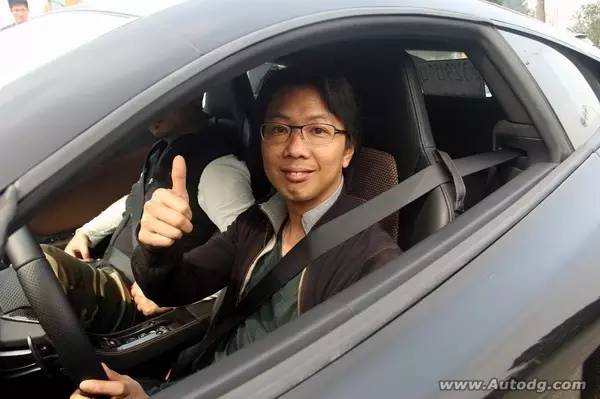 趁女神都去聚会黎Sir偷偷带网友去松山湖约跑!