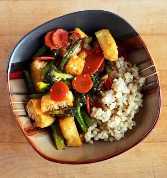 增肌减脂要怎么吃和锻炼,边增肌边减脂怎么吃