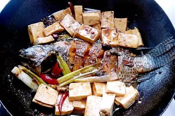 家常炖鱼最正确的方法,炖鱼时不用水炖用它鱼肉鲜嫩不老