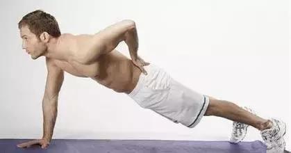 胸肌左右肌肉大小不一样该怎么练,胸肌不对称单侧偏大怎么办