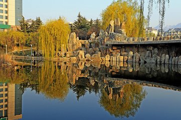 *安泰**——泰山广场、又名市政广场，地处时代发展线北段