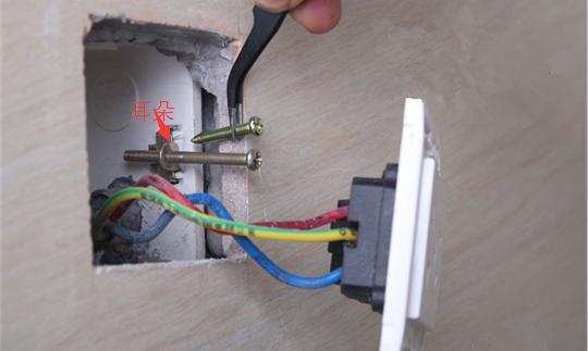 墙上长方形插座松动,墙上插头和插座松动怎么固定