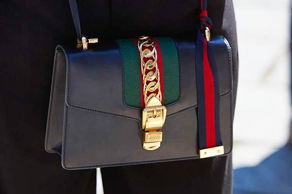 花249买的马丁靴值吗,顶级版本gucci乐福鞋