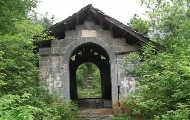 仙人洞里面的洞天,走进钟乳石洞在哪里