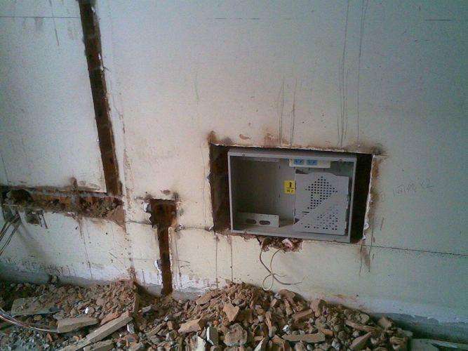 墙上插座老是掉怎么办,墙壁上的插座松动了如何解决