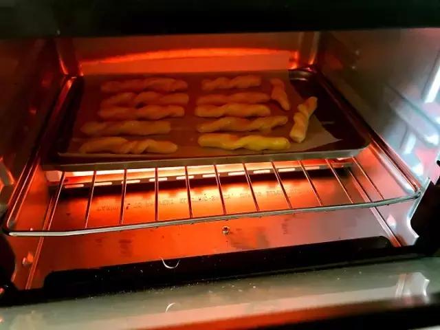 宝宝出牙期买牙胶还是磨牙饼干,怎么自制无糖无盐宝宝磨牙饼干