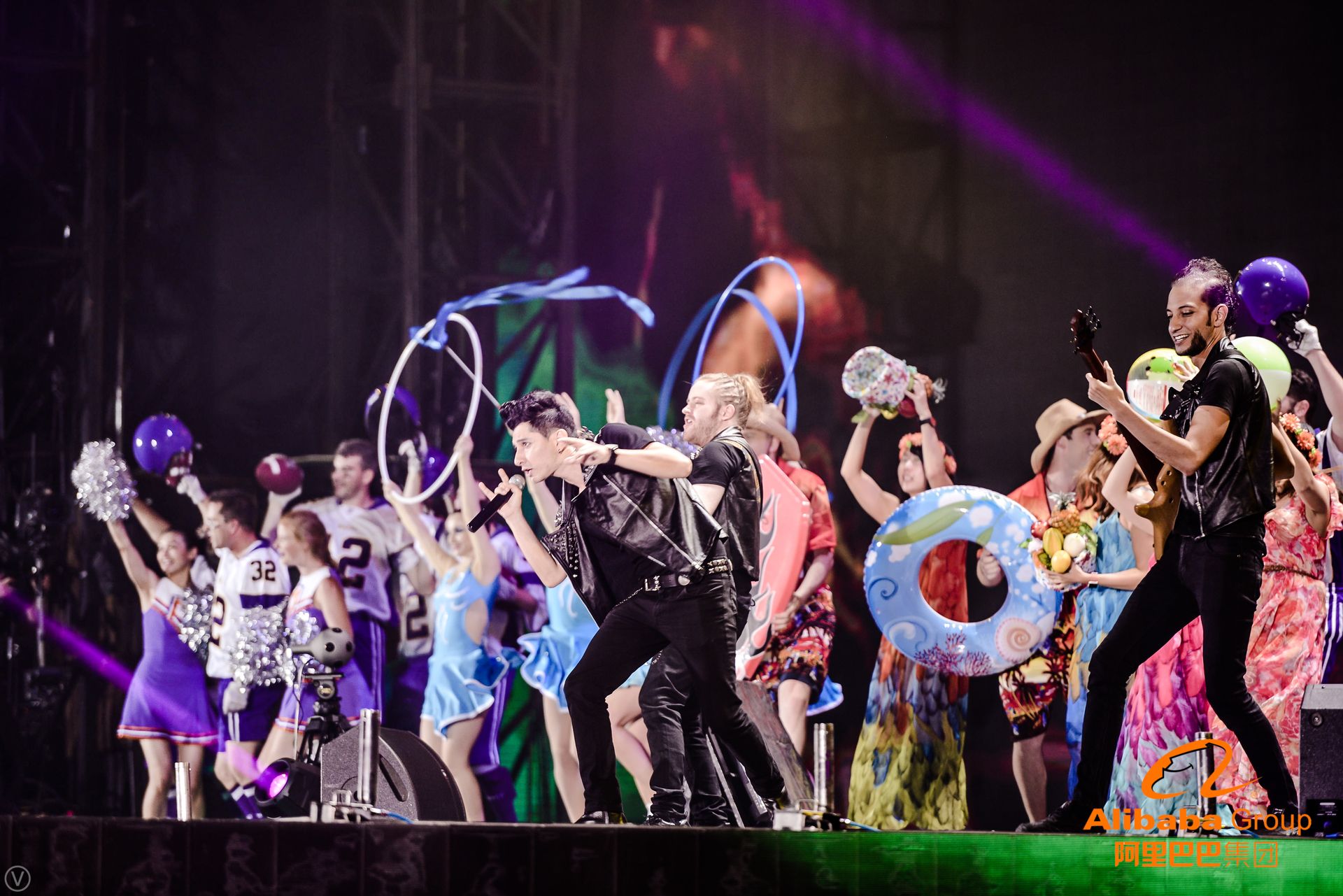 这些高清大图告诉你，今天刷屏朋友圈的阿里年会到底在玩什么？