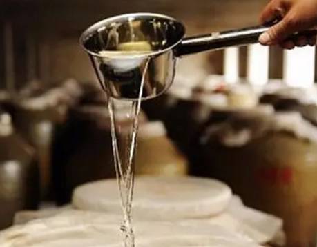 每天坚持喝一杯白酒20年后会怎样,坚持每天喝一杯白酒一年后会怎样