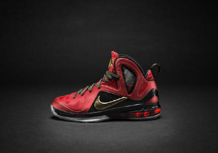 冠军战靴fmvp,fmvp第一款是几年出的