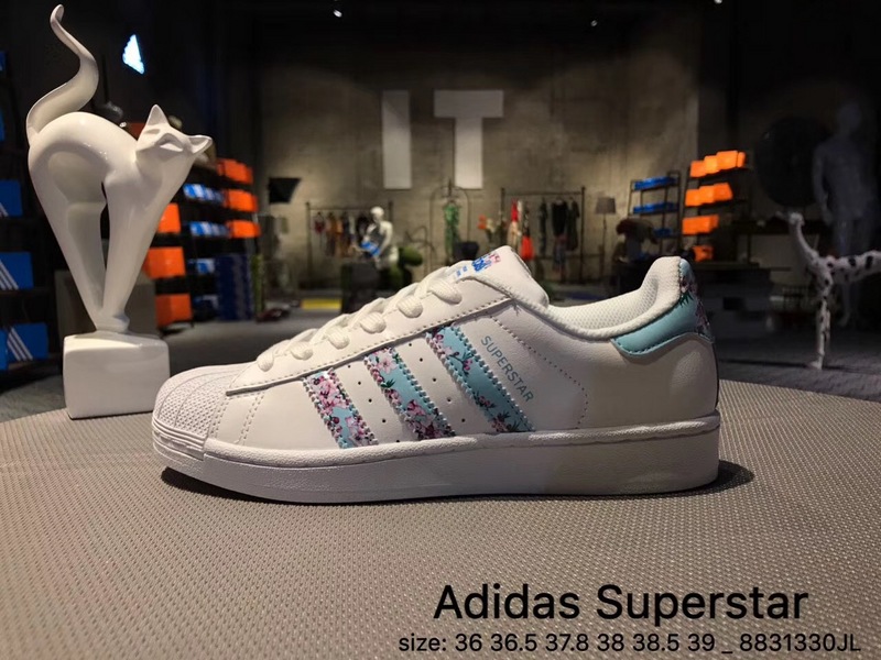 adidas贝壳头小麦,adidas三叶草贝壳头红蓝绿