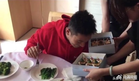 黄晓明减肥前吃饭,黄晓明减肥靠饿只吃一块饼干