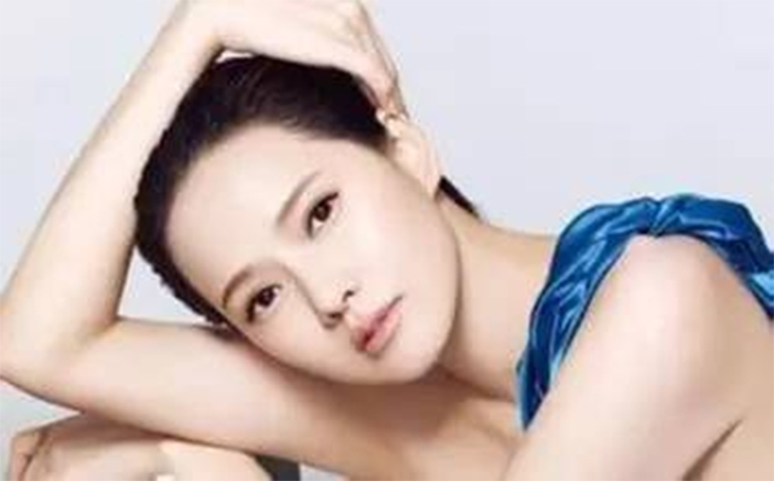 皮肤过敏大面积红肿起皮干痒紧绷,脸部泛红干燥起皮过敏发痒刺痛