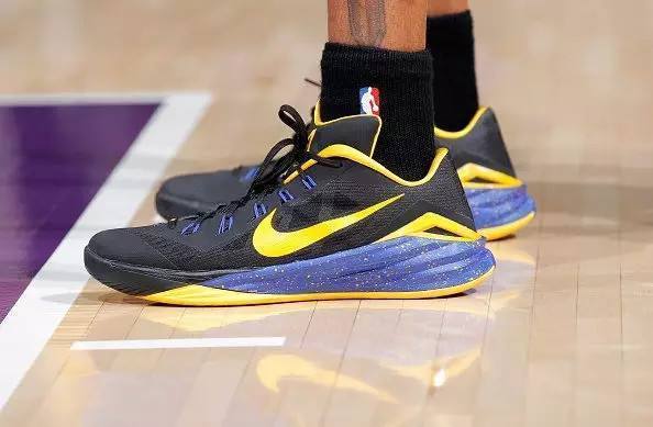 冠军战靴fmvp,fmvp第一款是几年出的