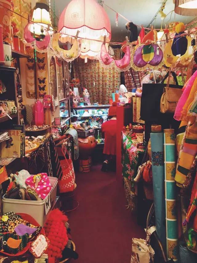 一个定期拉着3个空箱子去全世界淘别人眼中“破烂”的古着达人！