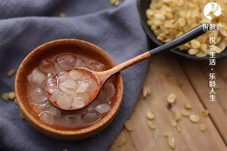 在这凉意渐生的季节里，吃一碗纯天然皂角米最滋补！