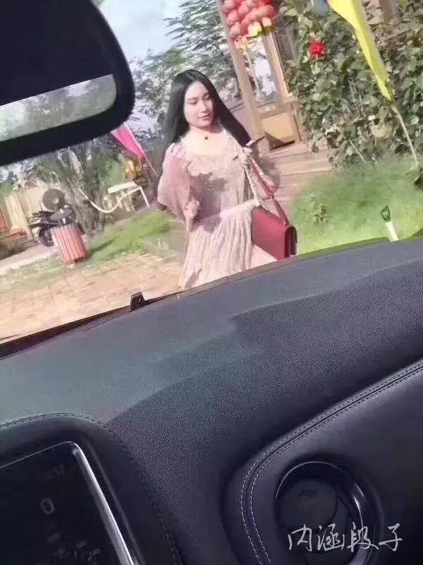 大姐一屁股坐在我腿上，足足坐了20分钟