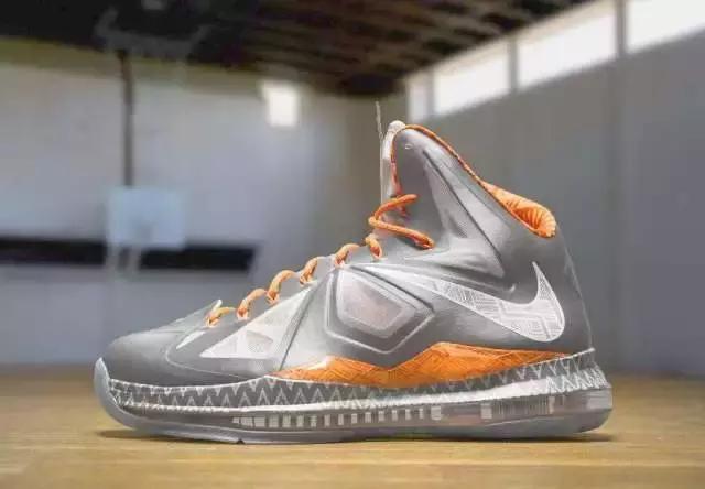 平时崴脚的处理方式,以前崴脚后平地崴脚