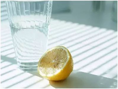 晚上烧的隔夜水第二天早上能喝吗,你知道隔夜水为什么不能喝吗