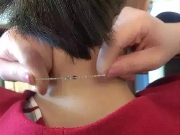 翡翠手镯戴进去难还是取出来难,翡翠手镯是不是能戴上就能取下