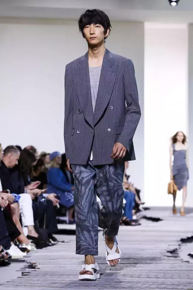 带货女王杨幂又出新花样了,杨幂私服带货