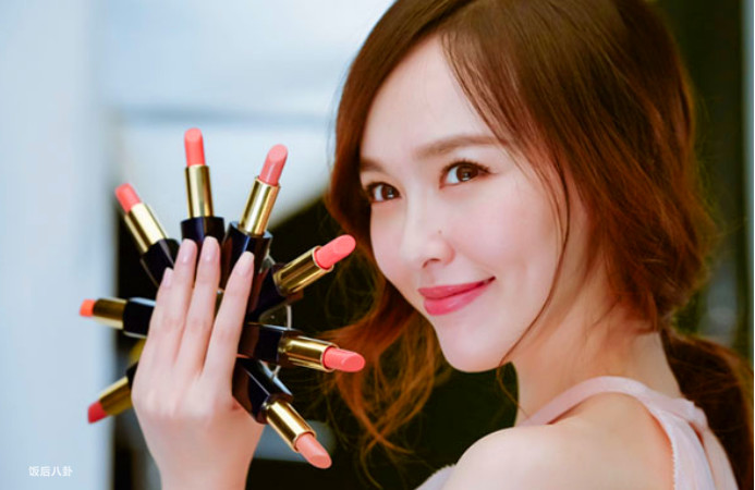 杨幂成轻奢品牌全球代言人,80后小花的代言战争硝烟四起