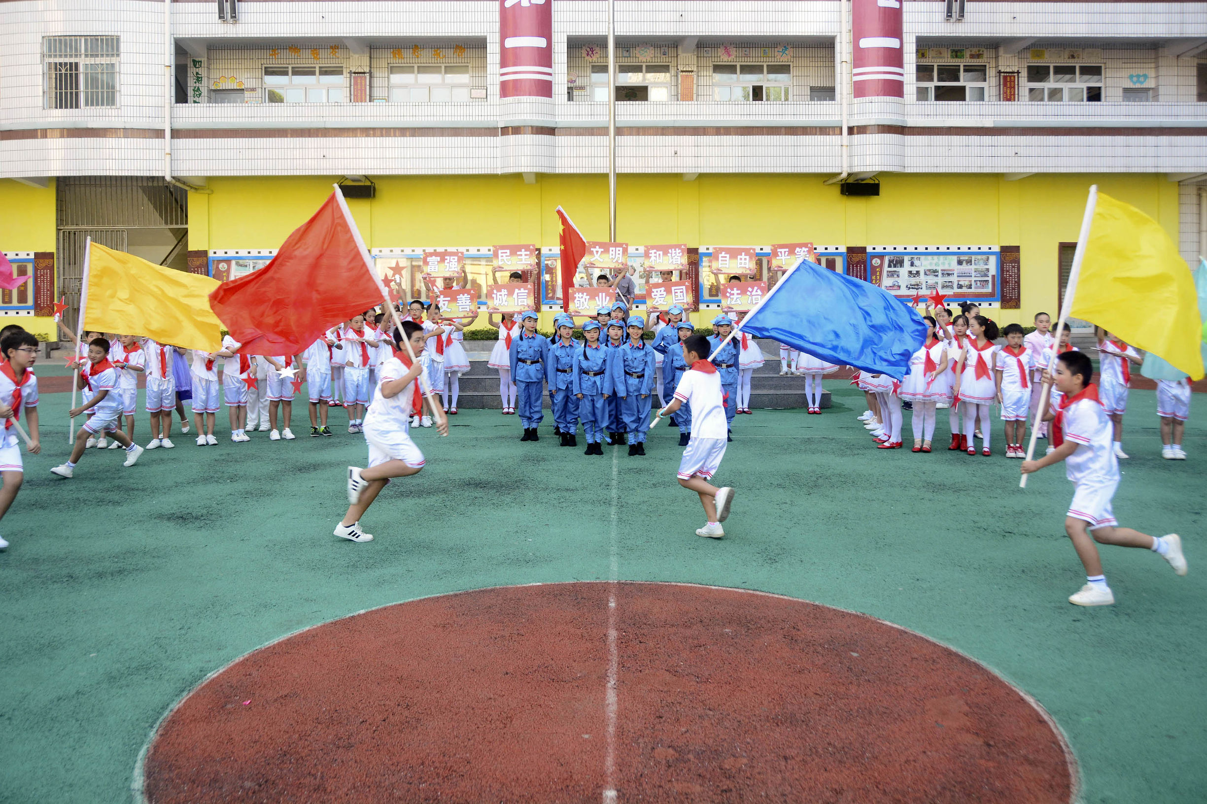 巴州三小学升国旗,三小升国旗仪式