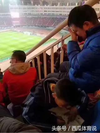 球队大败老大爷遭气昏，他们是真心喜欢足球！