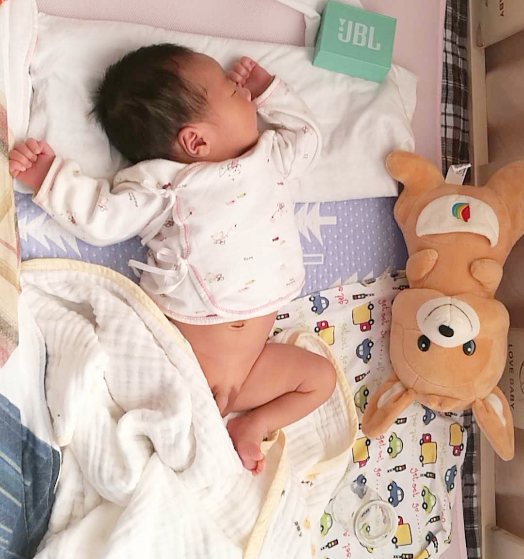 宝宝睡觉趴着翘屁股睡是什么原因,宝宝屁股翘着腿缩着睡觉怎么回事