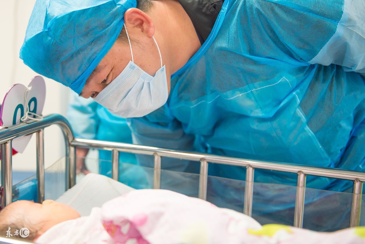 顺产后40多天突然出血怎么回事,产妇顺产30天还在流血