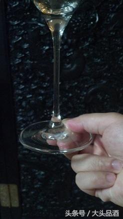喝红酒怎么才能持杯,喝红酒的正确握杯姿势
