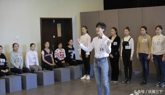 王俊凯军训后晒黑了怎么白回来,王俊凯大学军训在哪