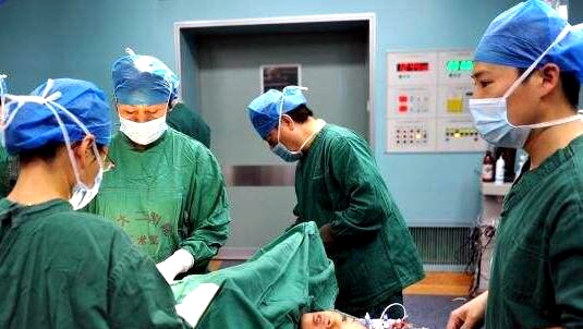 孕妈妈39周的时候滑了一跤,剖腹产切开后,着实让医生吓一跳