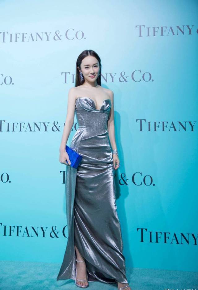 撞裙都撞得不分上下，还能说什么，热巴思燕同穿银色长裙