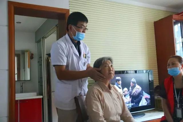 爱心行动关爱孤寡老人,孝行天下关爱空巢老人送医上门