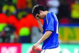 足球迎来了一个最让人遗憾的告别,足球那些感人的事