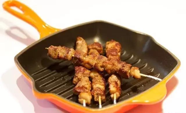 不用炭炉一样做出火气十足的羊肉串
