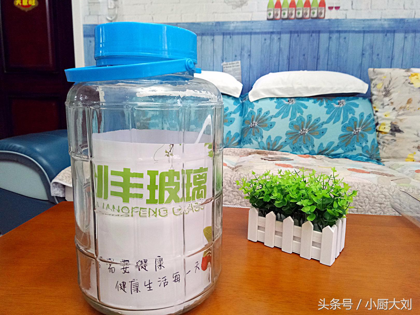 别问我葡萄酒怎么做，也别问酒杯是否为专业定制，因为我已经醉了