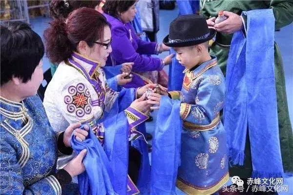 献哈达是蒙古族最高的礼仪吗,蒙古族献哈达的正确姿势