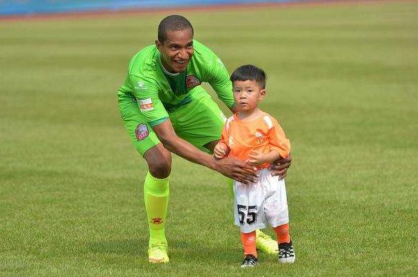 效力足球国家队最长的球员,效力时间最长的鲁能外援