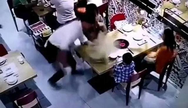 惊恐15秒！火锅热汤洒向小孩后，大人应该怎么办？