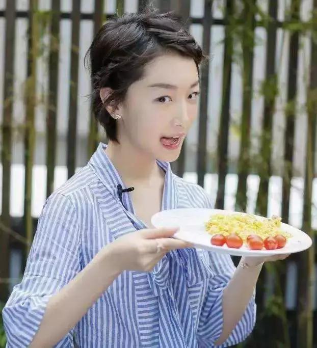 周冬雨发型同款刘海编发教程,周冬雨春风十里不如你编发