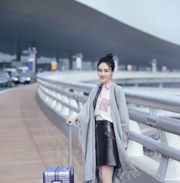 王丽坤深v礼服照,王丽坤抹胸搭银色礼服