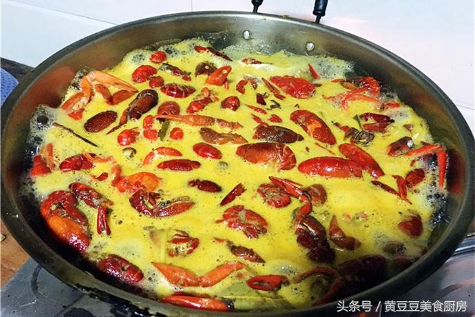 湖北油焖小龙虾加黄瓜的正宗做法,油焖小龙虾加土豆和黄瓜家常做法