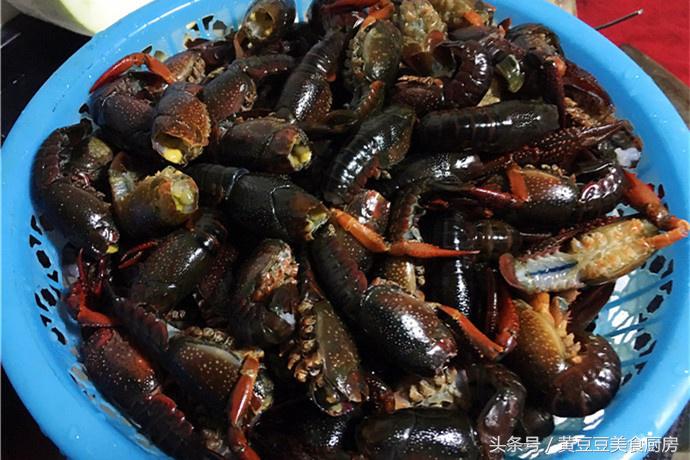 湖北油焖小龙虾加黄瓜的正宗做法,油焖小龙虾加土豆和黄瓜家常做法