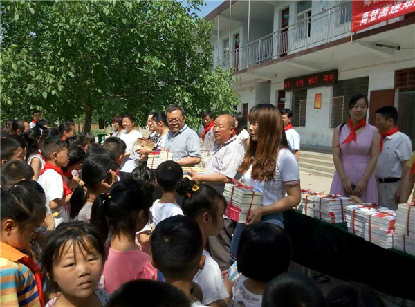 用生命铺路,用生命筑路以温暖搭桥图片