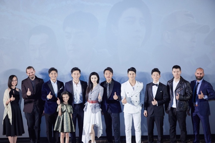 19岁出道,抱得美人归,转型当导演新作媲美《战狼2》成人生赢家