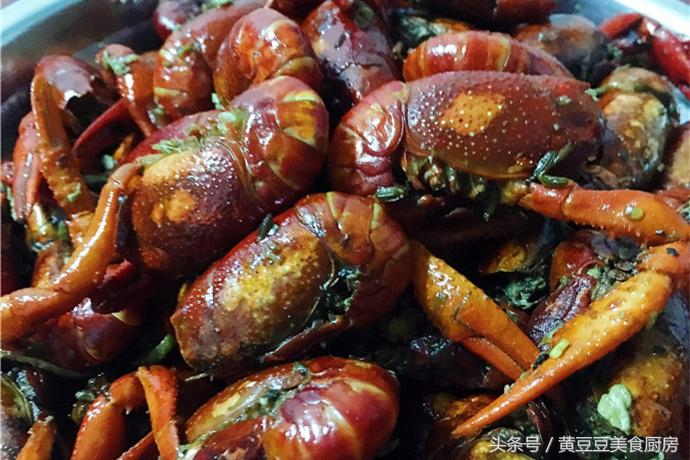 湖北油焖小龙虾加黄瓜的正宗做法,油焖小龙虾加土豆和黄瓜家常做法