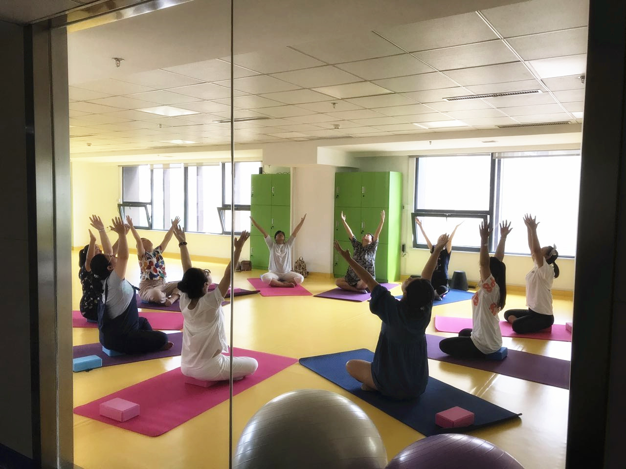 辣妈做孕妇瑜伽致早产,孕妇瑜伽孕妈妈私教日常